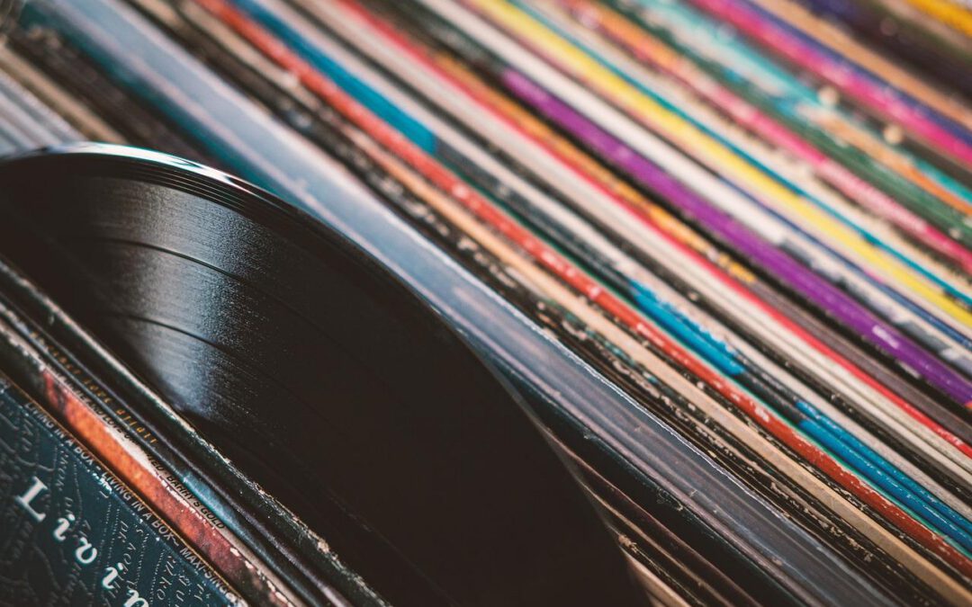 La Seconde Vie du Vinyle : Le Retour d’un Classique dans Nos Salons